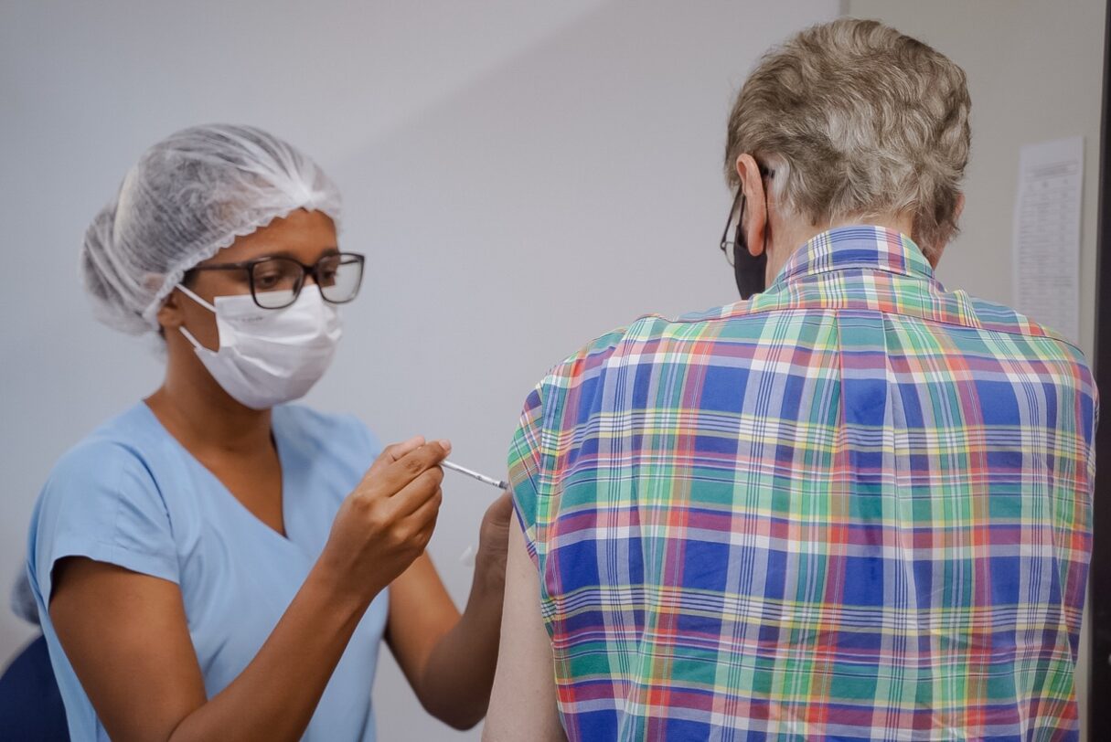 SES_COBERTURA_CONTRA_INFLUENZA_POR_IRON_BRAZ-1215x812.jpeg