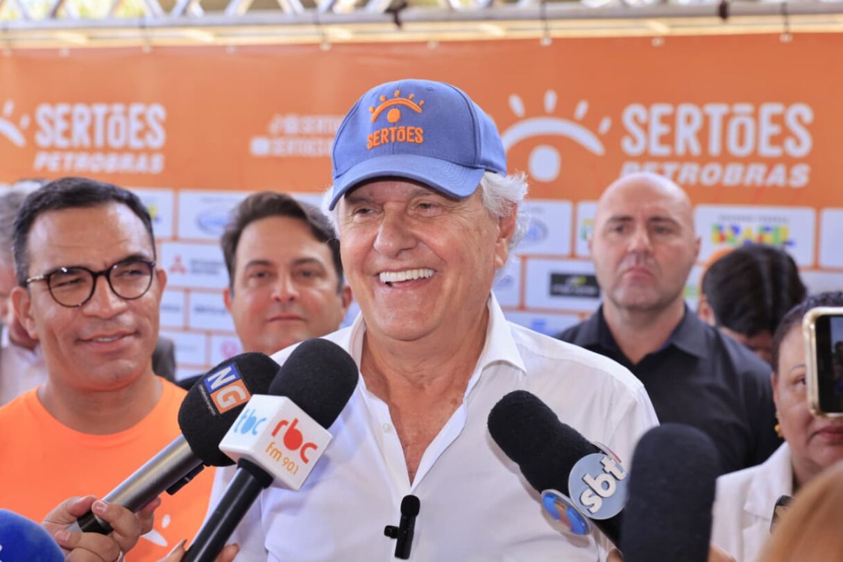 Caiado-anuncia-largada-do-Sertoes-2025-em-Goiania_Andre-Saddi-Secom-4-1215x810.jpeg